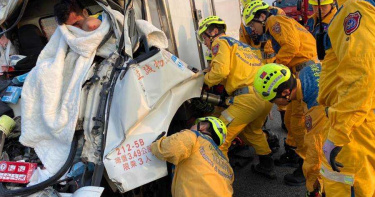 台中國道清晨車禍司機被夾 警消迅速解救並助國道暢通