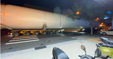 神秘白貨櫃車深夜現身台南 長度破「50公尺」引網友熱議