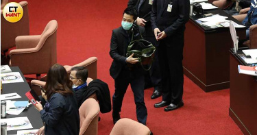 現身立法院!何志偉:檢驗結果是陰性感謝大家關心