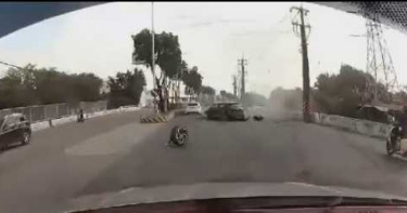 高雄2車競速失控撞路口輪胎飛落 網友狠酸「很棒的聖誕禮物」