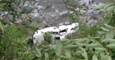 閃避落石休旅車滾落15公尺溪床 車毀4人奇蹟保住性命
