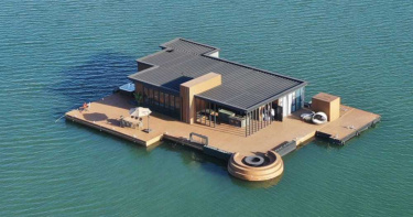 360度都海景!漂浮飯店一晚3萬4 竟被「整組拖走」住不到了