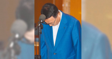 民進黨立委陳歐珀位於宜蘭的競選服務處居然是「不動產借貸媒合平台im.B」的大本營,陳歐珀19日出面鞠躬道歉,強調是在不知情狀況下接受贊助。(圖/季志翔攝)