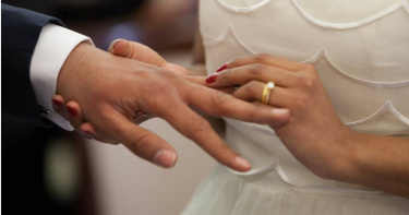 女網友表示男友說「尾牙中獎就結婚」,但男友公司有千名員工,中獎機率不高,讓她擔心男友說這句話的心態到底是什麼。(示意圖/翻攝自pexels)