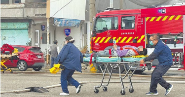 台中倉儲大火，造成9人死亡、7人受傷，消防人員奔波救援。（圖／中國時報潘虹恩攝）