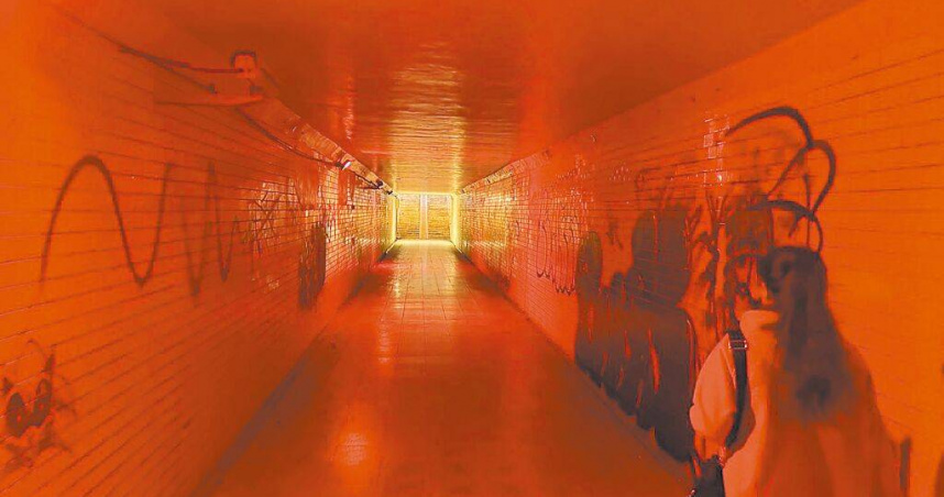 高雄台鐵後庄車站旁地下道，牆壁、燈罩遭噴紅漆毀損，現場瀰漫詭譎氣氛。（圖／高雄市議員邱于軒提供／ 中國時報任義宇高雄傳真）