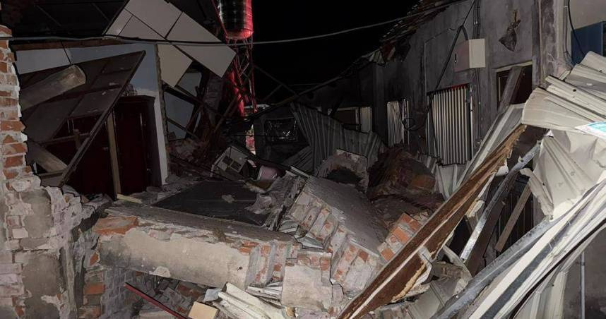 楠西區民族路一間平房被震垮。 （圖／報系資料照）