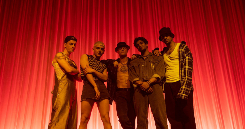 《青春來接招》特別從500名頂尖舞者，選出最有默契的5人扮演「接招合唱團」，並且從穿著打扮都參考過往造型。（圖／台北双喜提供）