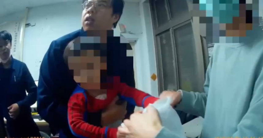 北市萬華分局東園派出所員警日前獲報有幼童遭水果噎住。（圖／翻攝畫面）