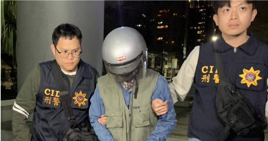 涉嫌殺害分屍3名婦人的張介宗（中）被移送高雄地檢署複訊，檢察官依殺人重罪、有滅證之虞向法院聲請羈押獲准。（圖／報系資料照）