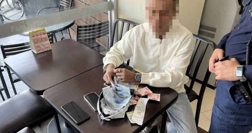 越籍移工當車手，在超商提款時被警方識破，當場查獲金融卡、贓款及毒品吸食器等物。（圖／翻攝畫面）