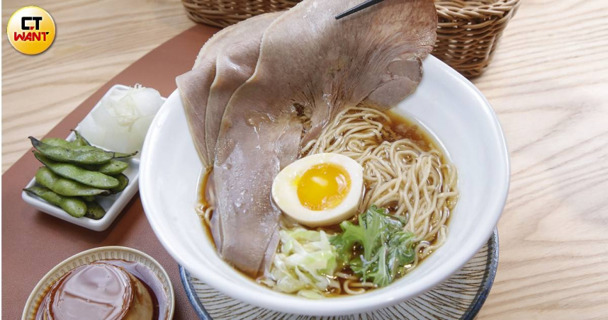 「三千口醬油清拉麵」可吃到3片20公分長的薄切牛舌，醬油湯頭還特別添入以黑鯷魚煉製的風味油，適度提升鹹香層次。（350元，圖／趙文彬攝）