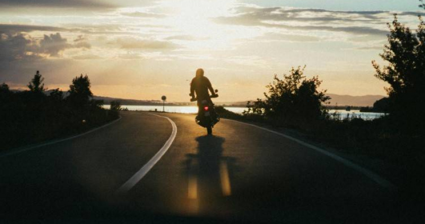 國道1號有2輛機車闖入，甚至一前一後在路肩狂飆，還沿路轉頭欣賞風景。 （示意圖／Pexels）