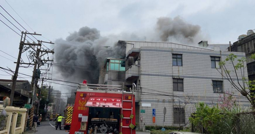 鶯歌1間食品工廠發生火警，大量濃煙不斷從1樓冒出，所幸17名員工迅速逃生保命。（圖／翻攝畫面）