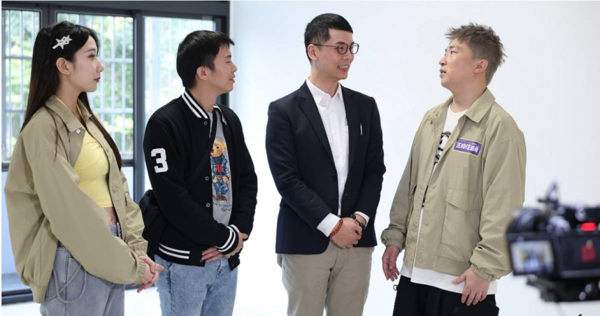 過去是房仲的張立東（右）在新節目重操舊業帶委託者看房。（圖／王牌住選員提供）