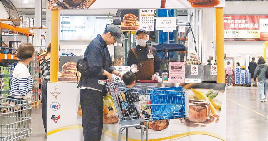 美國總統川普對台課徵32％關稅，美國貿易代表署呼籲對美牛市場全面開放。圖為大賣場現場提供美國牛肉試吃，以增加民眾購買。（圖／中國時報王英豪攝）