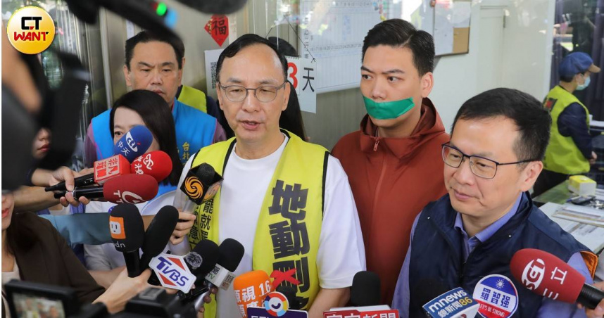 朱立倫聲援遭約談罷免領銜人，指出「今天是青年，明天可能是任何人」，呼籲全民站出來，捍衛民主法治。（圖／周志龍攝）