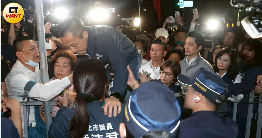 蔣萬安現身北檢門口聲援支持者，鍾沛君、李明賢翻過拒馬進入北檢。(圖／劉耿豪攝)