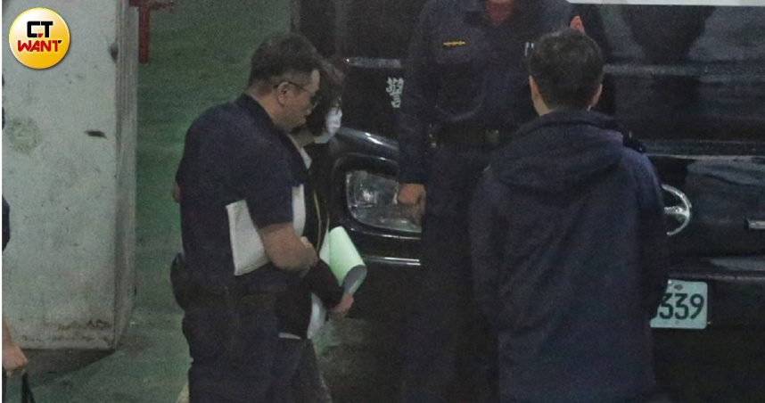 國民黨台北市黨部主委黃呂錦茹（左2）被控涉入「死亡連署」案25日遭台北地院裁定羈押禁見。（圖／趙世勳攝）