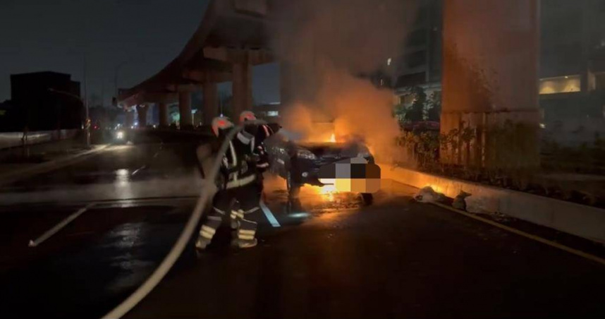 桃園綠色捷運八德仁德路附近高架橋下新闢道路，晚間發生火燒車事故，消防到場已全面燃燒。（圖／翻攝照片）