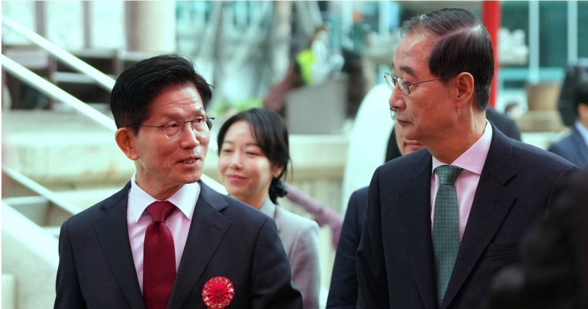 代替尹錫悅行使南韓總統職權的前國務總理韓悳洙(右),將替代前韓國僱傭勞動部長金文洙(左),角逐第21屆總統大選。(圖/達志/美聯社)