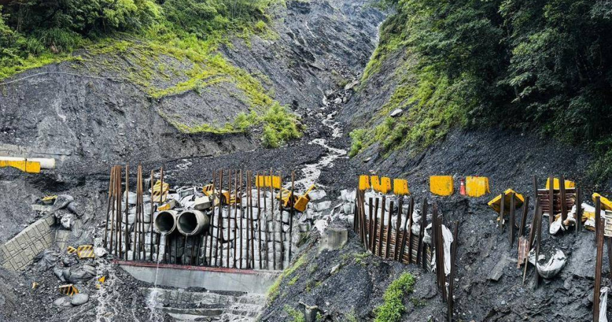 南投縣仁愛鄉奧萬大國家森林遊樂區連外道路石灰坑溪橋工程便道，10日清晨受泥流阻礙中斷，林保署南投分署緊急派員搶修，開放道路單線管制通行。（圖／林保署南投分署提供）