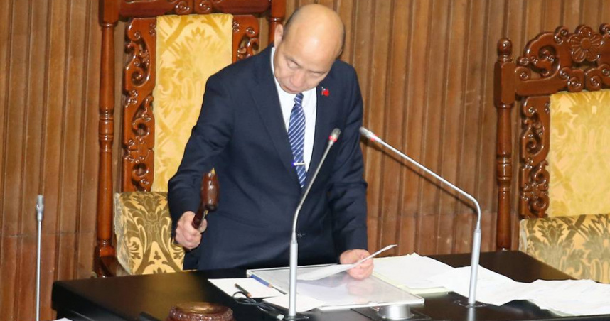 立法院13日處理刑法修正案，藍白陣營以人數優勢通過法案，院長韓國瑜敲槌宣布完成三讀。（圖／中國時報記者范揚光攝）