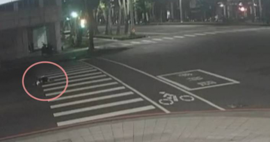 高雄1對兄弟吵進派出所做筆錄後，哥哥離開後竟躺在斑馬線中央，結果慘遭駛來車輛輾斃。（圖／翻攝畫面）