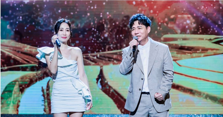 陳隨意（右）怕向蕙玲小褲褲走光，差點摔壞30萬元麥克風。（圖／中視提供）