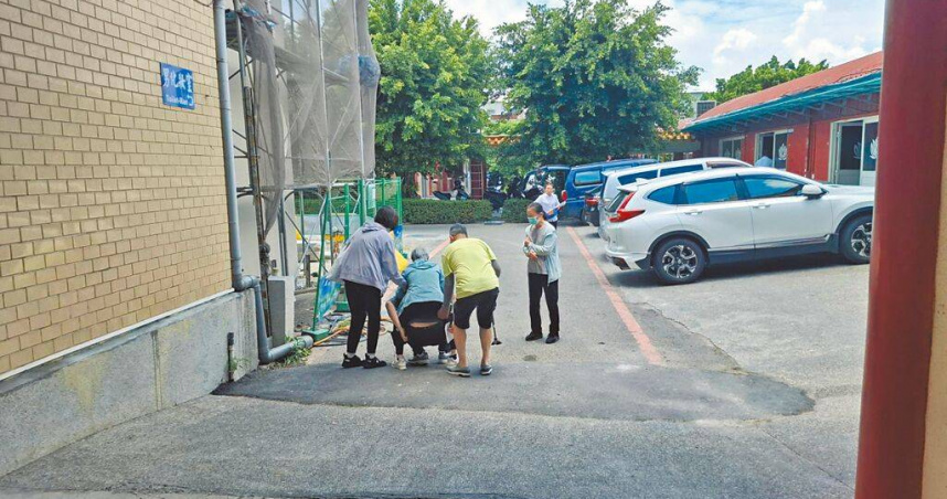 台南市發生的49歲趙姓男子刺死父親案24日相驗時，行動不便的趙母離開時幾乎癱軟，趙男弟弟背起母親搭車。（圖／中國時報程炳璋攝）