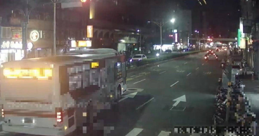 公車駕駛紅燈左轉險發生車禍，收罰單外遭公司停止派車。（圖/翻攝畫面）