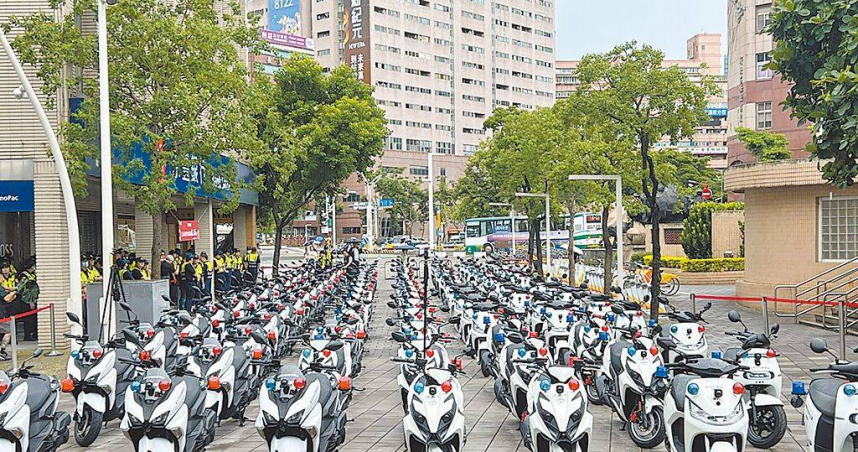 新北市警察局12日舉辦警察節慶祝活動，市長侯友宜宣布投入近5億元經費，汰換逾齡的老舊警用汽機車，今年已完成採購358輛機車。（圖／中國時報王揚傑攝）