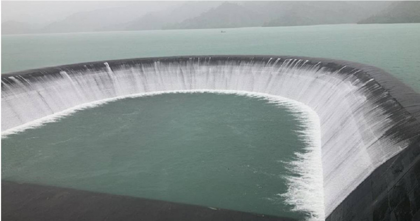 台南市受颱風外圍環流影響徹夜降雨，南化水庫13日上午8點半滿庫溢流。（水利署南區水資源分署提供／程炳璋台南傳真）