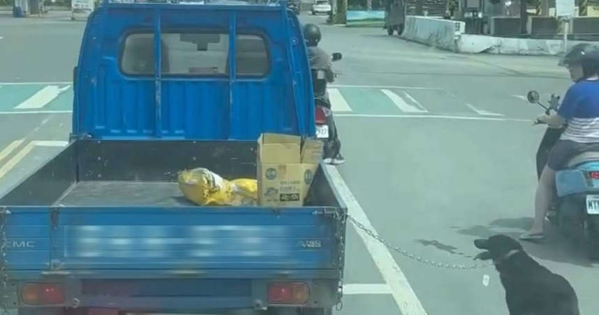 彰化縣埔心鄉員鹿路2段疑似出現虐狗，一名飼主用貨車拴狗的方式，進行遛狗，畫面讓人相當心疼。（圖／翻攝畫面）