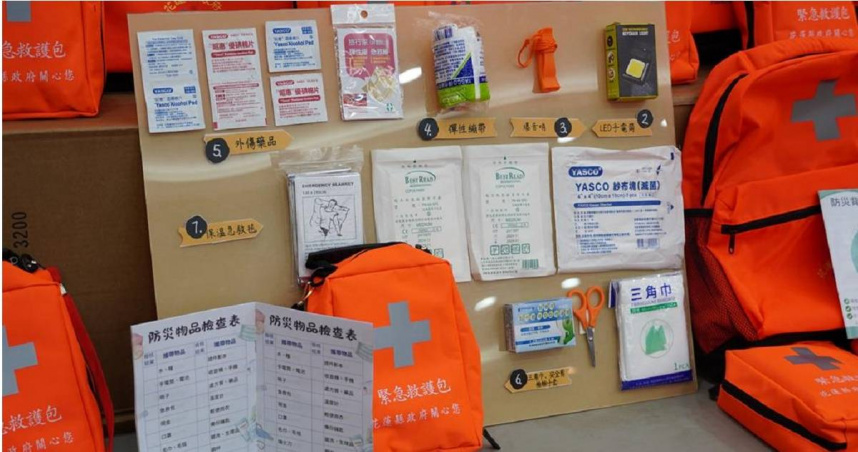 花蓮縣政府斥資6750萬元製作13萬5000份緊急避難包及救護包，今天開始將由各鄉鎮市村里鄰長發放，每戶1個。（圖／羅亦晽攝）