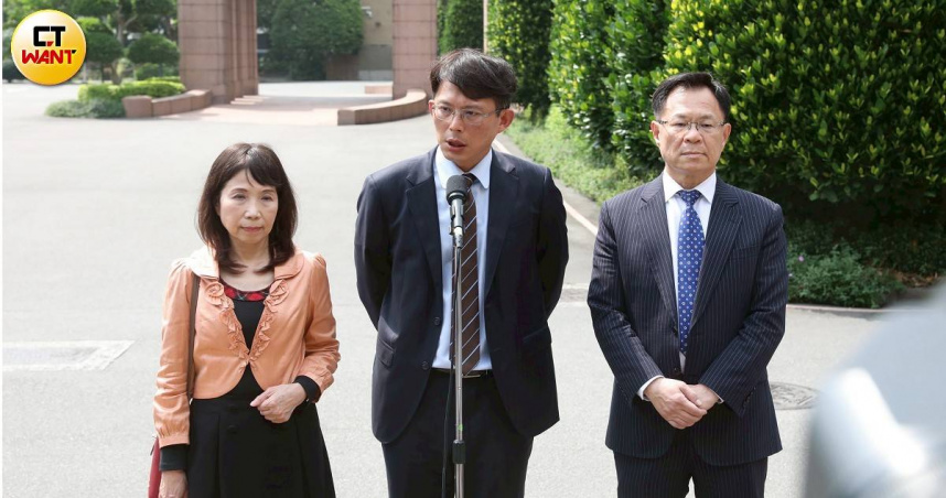 針對播放偵訊音檔爭議，台北地檢署已分他字案調查民眾黨立委黃國昌（中）是否涉偽造文書等罪。（圖／劉耿豪攝）