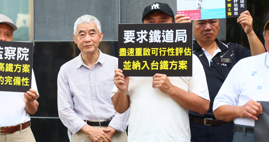 好久不見的前交通部長賀陳旦(左)站上第一線抗議,批評交通部把「北宜高鐵」便宜行事當成「北宜直鐵」的替代方案,就是為了閃避曠日廢時的二度可行性評估。(圖/報系資料照)