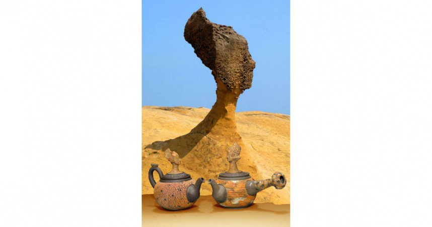 陶藝名家游正民以野柳砂岩創作的女王頭正把與側把岩礦壺。（圖╱吳德亮攝）