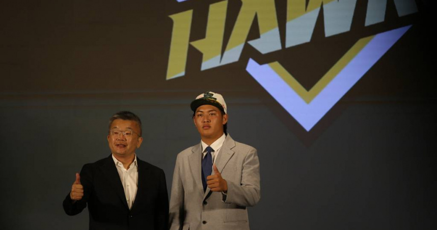 中職會長蔡其昌（左）為選秀狀元韋宏亮（右）戴上台鋼雄鷹球帽。（圖／中國時報李弘斌攝）