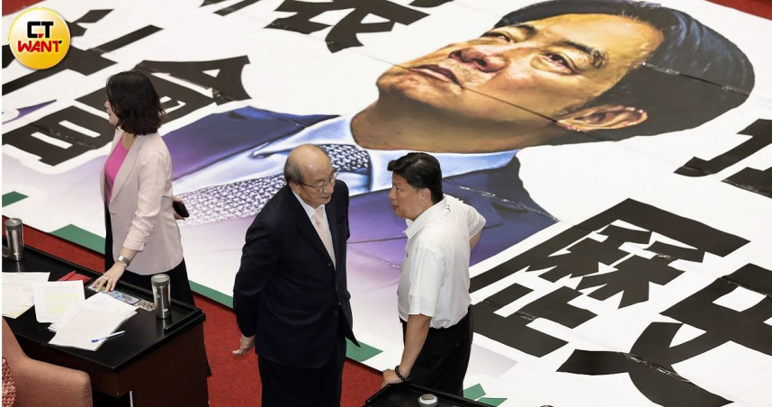 國民黨團今天決議暫緩普發現金案處理，等到美國公布對台關稅稅率後再處理，圖為藍綠黨鞭傅崐萁、柯建銘在議場內交換意見（圖／方萬民攝）