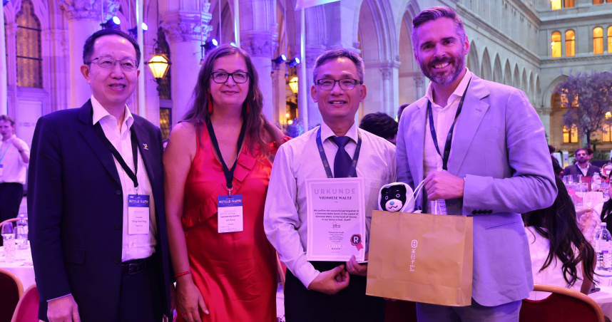 台北市副市長張溫德（右二）在世界城市高峰會發表演講，行銷北市智慧治理成果，盼深化國際城市間的交流與合作。（圖／台北市政府提供）