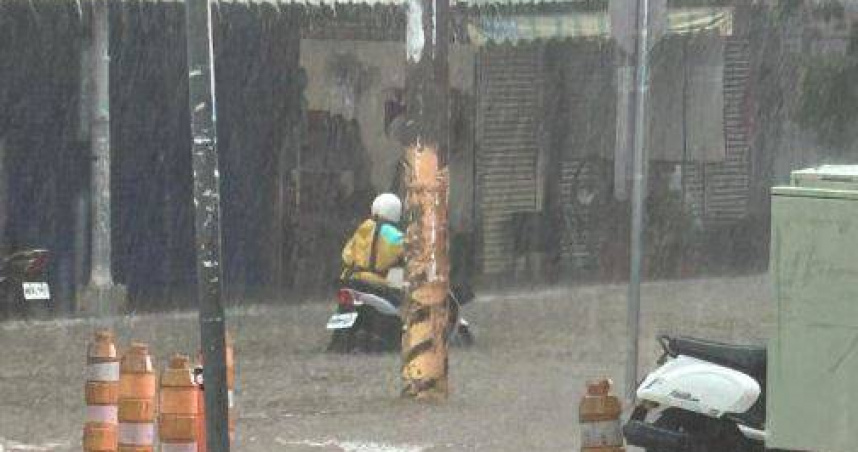 沙鹿淹水到半個輪胎高。（圖／翻攝自FB）