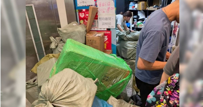 拼多多與香港順豐停止合作，卻繼續維持零元免運的政策，造成自取點的包裹堆積如山。（圖／擷取自「跨境必讀」微博）