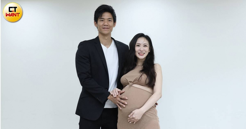 蔡允潔挺孕肚和老公Fraser一同出席公益活動。（圖／焦正德攝）