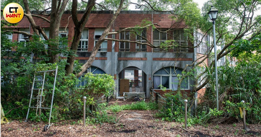 位於苗栗頭份的亞太創意技術學院自2019年停辦後，廣達12公頃校園被荒廢棄置，昔日作育英才的夢想基地，無奈淪為盜竊天堂與流浪漢避難所。（圖／劉耿豪攝）