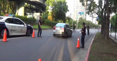 北市信義區18日清晨有男子不顧警方攔查,衝破路檢點。(圖/翻攝畫面)
