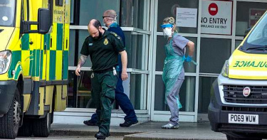 沒裝備只好硬上!英國小護士第一線防疫 怨嘆要「備妥遺言」