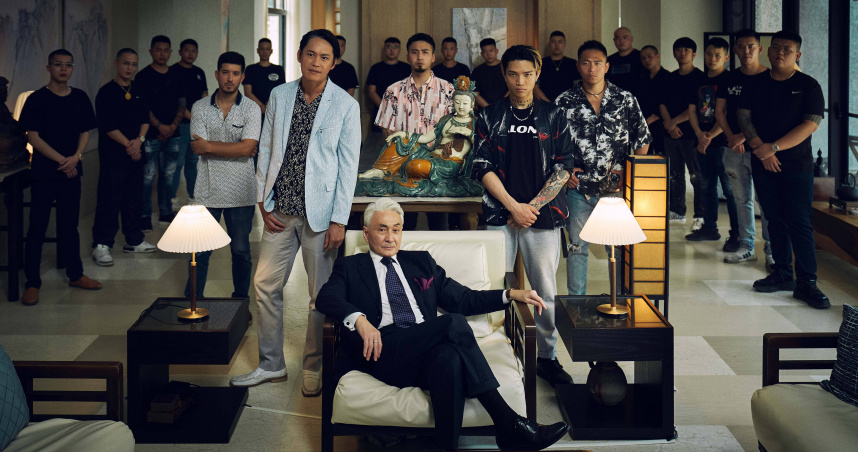 崔浩然在電影當中飾演南霸天「海董」，攜手黃鐙輝掀起搶地盤風波。（圖／曼尼娛樂提供）