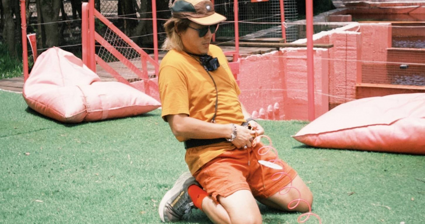 王仁甫跪地玩遊戲。 （圖／中視提供）