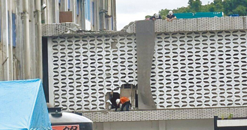列為台北市歷史建築的南港衛生大樓，因兩側大樓拆除工程施工不慎，掉落物砸損女兒牆及立面花磚。北市文化局表示，依《文資法》毀損歷史建築可開罰30萬元至200萬元罰鍰。（圖／台北市議員陳宥丞提供）